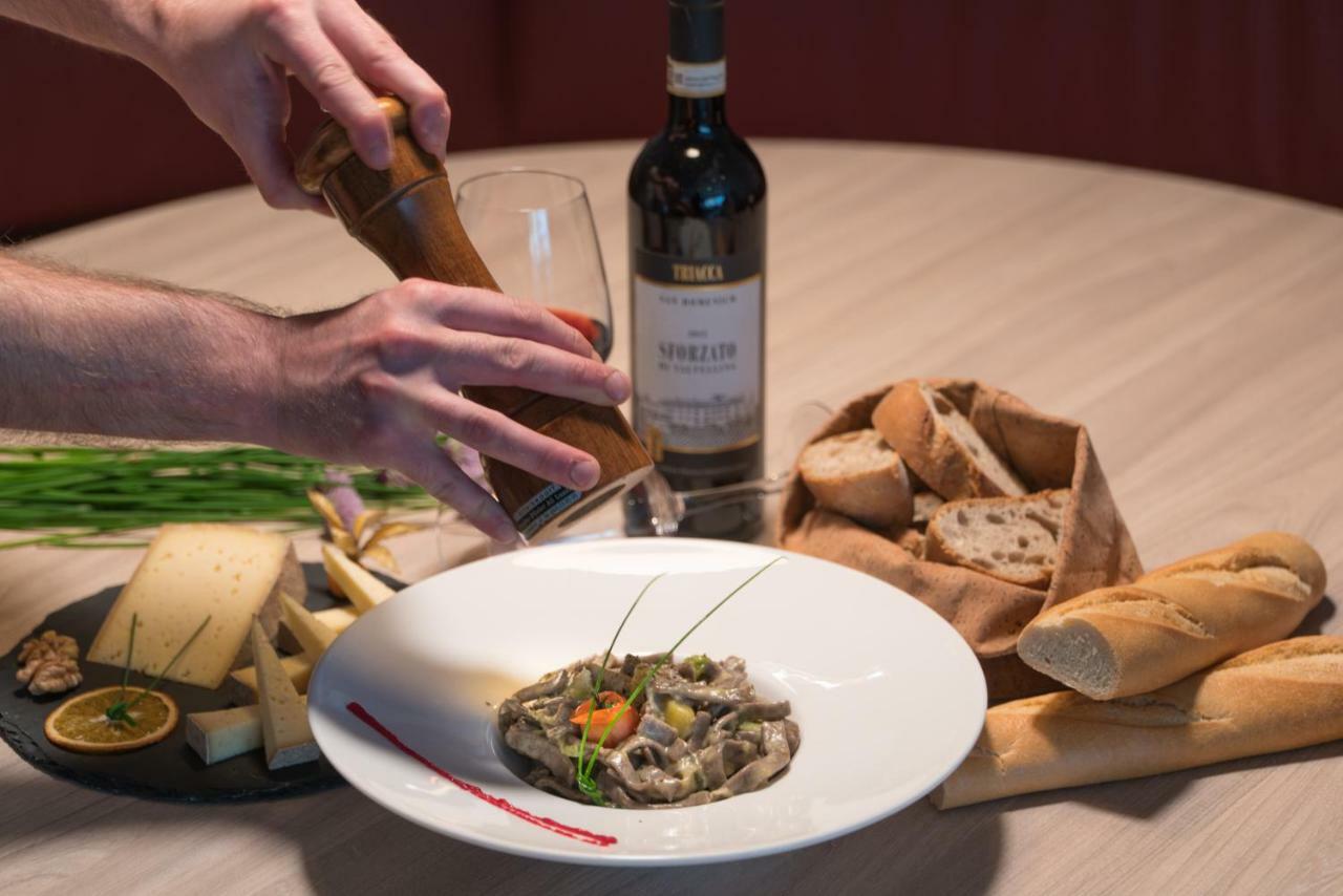 Poschiavo Suisse Hotel & Traditional Fondue Stube ภายนอก รูปภาพ